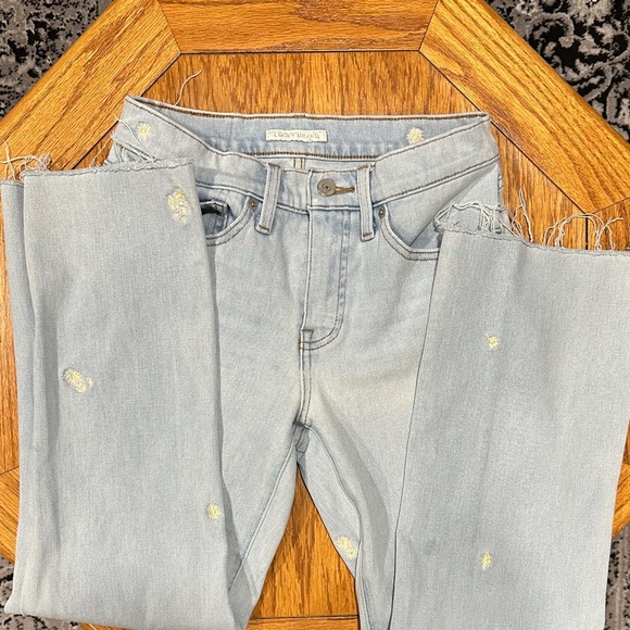 *LUCKY BRAND* Light Wash Straight Leg Flower Cutoff Jeans Size 4 - Picture 5 of 8
